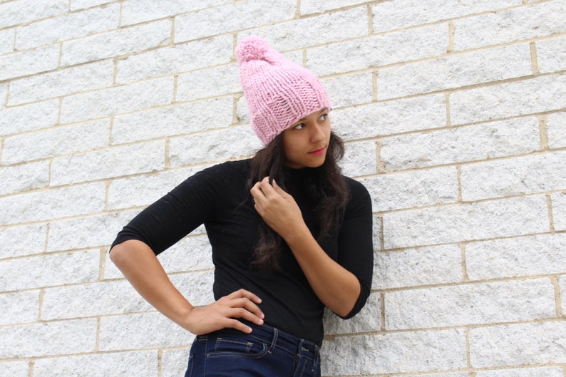 Gorro rosa holgado con pompón, tejido a mano, mezcla de lana de cordero imagen 3