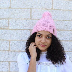 Gorro rosa holgado con pompón, tejido a mano, mezcla de lana de cordero imagen 5
