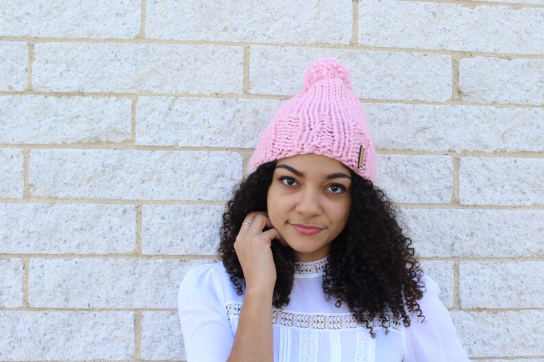 Gorro rosa holgado con pompón, tejido a mano, mezcla de lana de cordero imagen 5