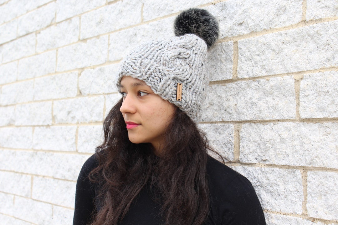 Chie。黒いケーブル編みニット帽・ファーポンポン付き レディース冬用ニット帽、ケーブルニット帽、ニットケーブル付き