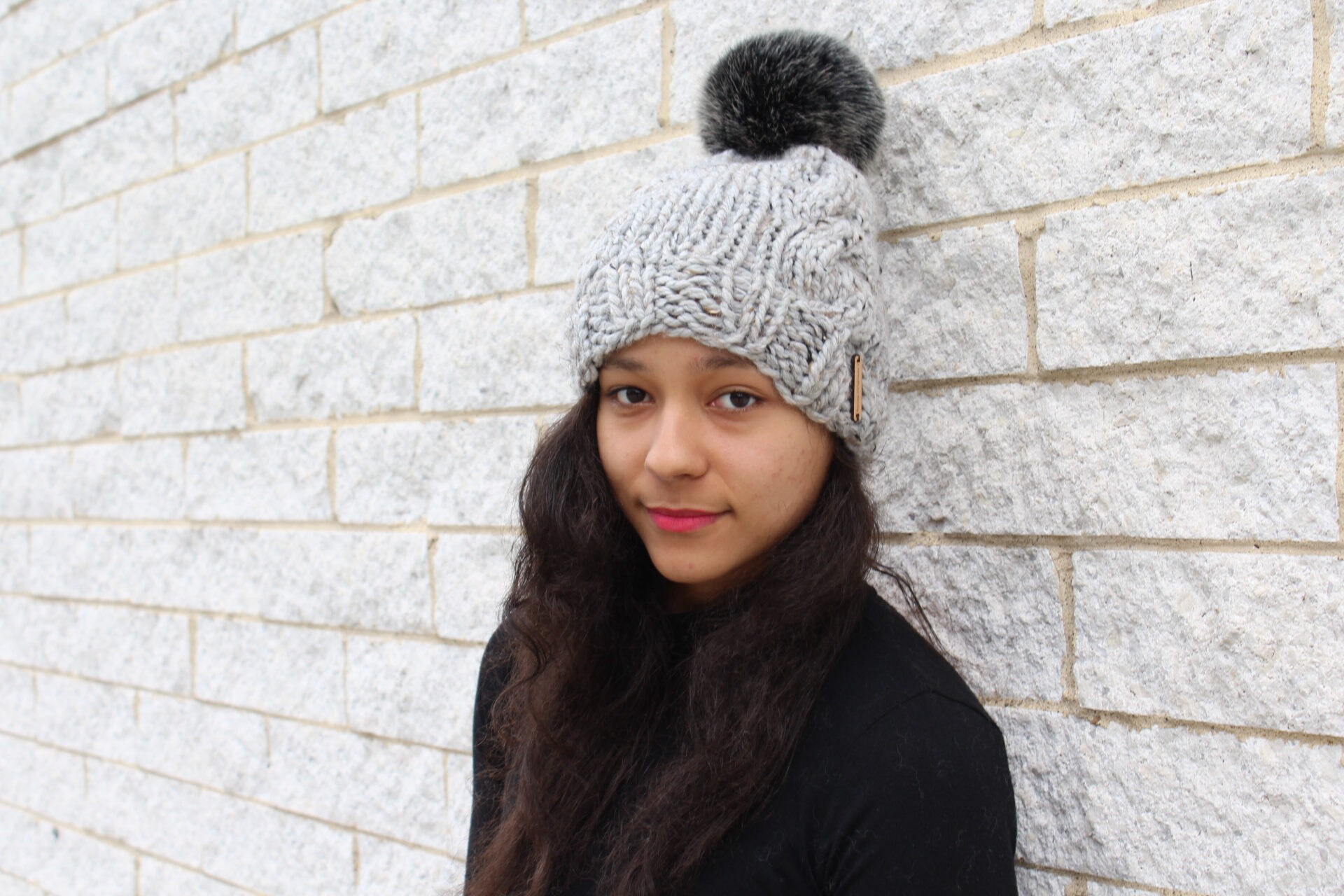 Chie。黒いケーブル編みニット帽・ファーポンポン付き Chie様専用。黒いケーブル編みニット帽・ファーポンポン付き｜楽天市場