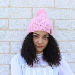 Gorro rosa holgado con pompón, tejido a mano, mezcla de lana de cordero imagen 4