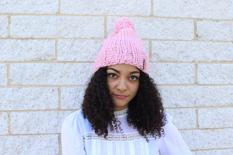 Gorro rosa holgado con pompón, tejido a mano, mezcla de lana de cordero imagen 4