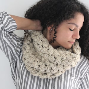 Thick crochet scarf in oatmeal -  Bubble cowl - Crochet  Cowl,  Womens wool scarf, Textured cowl, circle scarf