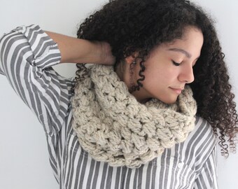 Thick crochet scarf in oatmeal -  Bubble cowl - Crochet  Cowl,  Womens wool scarf, Textured cowl, circle scarf