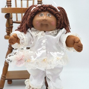 Poupée Cabbage Patch Kids vintage, Coleco, cheveux en laine brune, tenue en dentelle satinée (années 1980)