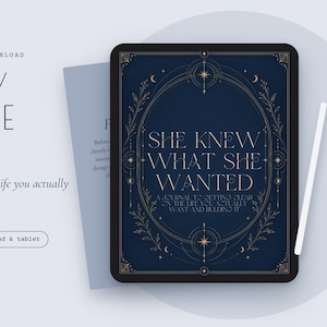 Op de afbeelding: Een digitaal dagboek getiteld She Knew What She Wanted, met 67 pagina's, GoodNotes-ready voor iPad en tablet. De donkerblauwe omslag toont gouden hemelse lijntekeningen, sterren en manen, met een bijpassende stylus aan de zijkant.