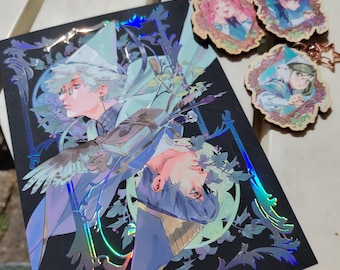Pode incluir: Uma impressão artística holográfica retangular com duas personagens de estilo anime com chapéus pontiagudos, rodeadas por folhagem escura ornamentada e um livro central, acompanhadas por três porta-chaves de madeira a condizer com fechos em estrela.