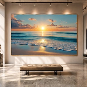Può includere: Una grande stampa artistica rettangolare da parete che raffigura un vibrante tramonto su un oceano calmo. La scena mostra un sole dorato basso all'orizzonte, nuvole soffici in un cielo blu e arancione e onde delicate su una spiaggia sabbiosa.