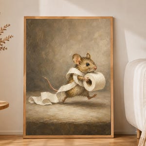 Op de afbeelding: Een ingelijste kunstdruk met een olieverfschilderij van een bruine muis die rent terwijl deze is gewikkeld in een lange strook wit toiletpapier. De muis houdt een rol wit toiletpapier vast in de voorpoten tegen een beige achtergrond.