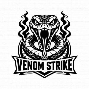 Peut inclure: Une illustration graphique en noir et blanc d'un serpent enroulé, la gueule ouverte, montrant des crocs et une langue fourchue. Le serpent est placé au-dessus d'une bannière contenant le texte VENOM STRIKE en lettres capitales grasses.