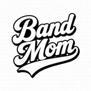 Könnte beinhalten: Ein Grafikdesign mit dem Text Band Mom in einer fetten, schwarzen Schreibschrift mit weißer Füllung und einer dicken schwarzen Kontur. Der Schriftzug ist zweizeilig angeordnet und wird durch einen dekorativen Schwung unterstrichen.