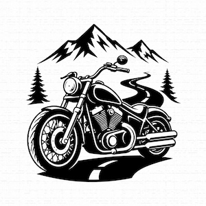 Peut inclure: Une illustration graphique en noir et blanc représentant une moto de type cruiser sur une route sinueuse. L'arrière-plan montre une chaîne de montagnes et deux sapins. La moto possède une grande roue avant, un réservoir et deux pots d'échappement.