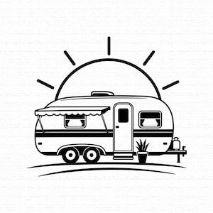 Könnte beinhalten: Eine schwarz-weiße grafische Illustration eines Wohnwagens im Vintage-Stil mit seitlicher Markise, einer Tür, zwei Fenstern und einer Topfpflanze. Der Wohnwagen ist unter einer stilisierten Sonne mit Strahlen auf einer geschwungenen Bodenlinie platziert.