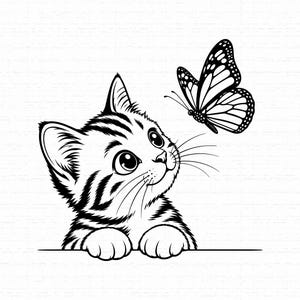 Puede incluir: Una ilustración de arte lineal en blanco y negro de un gatito atigrado con ojos grandes mirando hacia arriba a una mariposa monarca. El gatito tiene marcas a rayas en la cabeza y las orejas, y sus patas delanteras descansan sobre una línea.