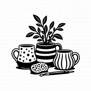 Może przedstawiać: Czarno-biała ilustracja graficzna przedstawiająca trzy ceramiczne kubki z różnymi wzorami, w tym kropkami i paskami. Z środkowego kubka wyrasta mała roślina. Na pierwszym planie leży teksturowana gąbka oraz cienkie narzędzie do rzeźbienia.