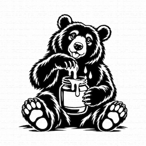 Puede incluir: Una ilustración gráfica en blanco y negro de un oso sentado comiendo de un tarro de cristal. El oso tiene pelaje espeso, orejas redondeadas y una pata dentro del tarro, extrayendo una sustancia espesa y goteante. El tarro tiene una etiqueta.