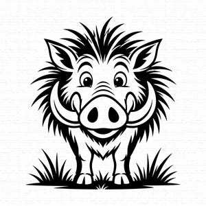 Puede incluir: Una ilustración gráfica en blanco y negro de un jabalí de pie sobre un parche de hierba. El jabalí presenta colmillos curvos prominentes, un hocico grande y pelaje puntiagudo alrededor de la cabeza y el cuello, en un estilo vectorial.