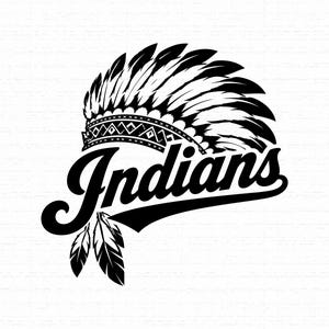 Könnte beinhalten: Ein schwarz-weißes Grafikdesign, das einen stilisierten Federschmuck im indianischen Stil mit einem gemusterten Stirnband zeigt. Unter dem Federschmuck steht das Wort Indians in einer fetten Schreibschrift, mit zwei herabhängenden Federn.