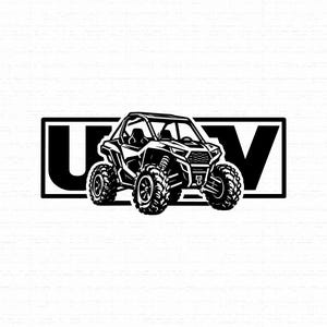 Peut inclure: Une illustration graphique en noir et blanc d'un véhicule UTV positionné devant le texte en majuscules UTV. Le design présente un véhicule utilitaire tout-terrain détaillé avec de gros pneus robustes, une cage de sécurité et un pare-chocs avant.