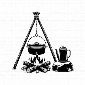 Puede incluir: Una ilustración gráfica en blanco y negro de un trípode que sostiene una olla colgante sobre una fogata con leños. Junto al fuego, una cafetera descansa sobre una roca. El diseño presenta líneas marcadas y un alto contraste.