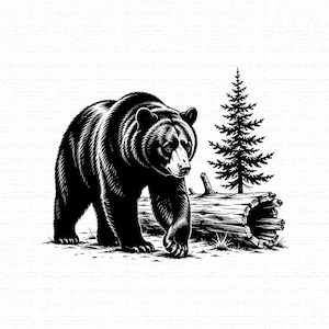 Puede incluir: Una ilustración gráfica en blanco y negro de un oso grande caminando junto a un tronco hueco caído y un pino alto. La obra utiliza sombreados de tinta de alto contraste para definir el pelaje del oso y la textura del tronco de madera.