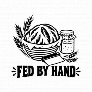 Könnte beinhalten: Eine schwarz-weiße grafische Illustration mit einem runden Brotlaib in einem Gärkörbchen, einem Glas mit Sauerteigstarter, einem Teigschaber und Weizenähren. Der Text FED BY HAND ist in fetten, stilisierten Buchstaben unter den Objekten abgebildet.