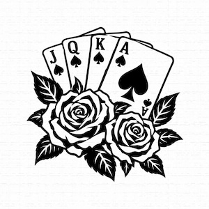Op de afbeelding: Een zwart-wit grafisch ontwerp met een royal flush van schoppen speelkaarten, specifiek de boer, vrouw, heer en aas, waaiervormig gerangschikt achter twee gedetailleerde bloeiende rozen met omringende bladeren.