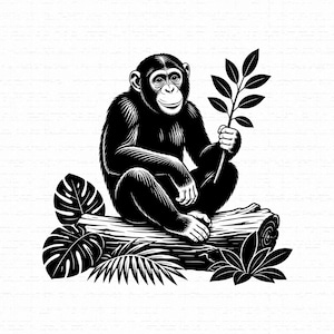 Könnte beinhalten: Eine schwarz-weiße grafische Illustration eines Schimpansen, der auf einem Baumstamm sitzt. Der Schimpanse hält einen belaubten Zweig in einer Hand. Die Szene zeigt detailliertes Blattwerk und tropische Pflanzen am Fuß des Baumstammes.