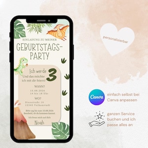 Puede incluir: Un tel&eacute;fono inteligente que muestra una invitaci&oacute;n de cumplea&ntilde;os digital con ilustraciones de dinosaurios, hojas tropicales y un volc&aacute;n. El texto incluye 'EINLADUNG ZU MEINER GEBURTSTAGS-PARTY', 'Ich werde 3', fecha, hora, lugar y el nombre 'Noah'.