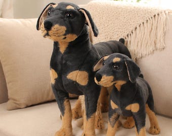 Peluche realista de Doberman Pinscher, perro de peluche Doberman de pie de aspecto realista, peluche de mascota de simulación para la decoración del hogar.