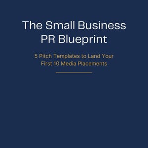 Könnte beinhalten: Ein dunkelblaues digitales Dokumentencover mit dem weißen Text The Small Business PR Blueprint, gefolgt von dem goldenen Text 5 Pitch Templates to Land Your First 10 Media Placements, einer goldenen horizontalen Linie und The PR Playbook Studio unten.