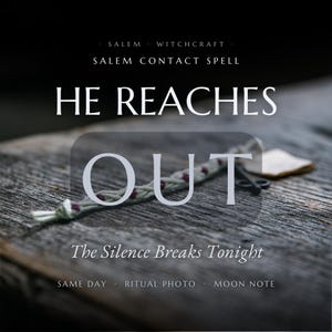 Może przedstawiać: Pleciony jasnozielony sznurek z małymi ciemnoczerwonymi akcentami, w towarzystwie ciemnego metalowego klucza. Tekst brzmi: SALEM WITCHCRAFT, SALEM CONTACT SPELL, HE REACHES OUT, The Silence Breaks Tonight, SAME DAY, RITUAL PHOTO, MOON NOTE.