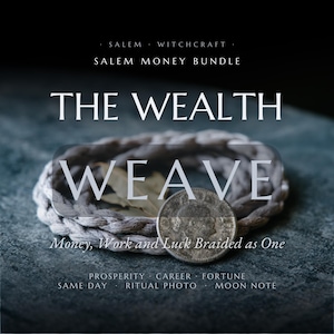 Puede incluir: Un cordón trenzado circular sobre una superficie oscura, acompañado de una moneda metálica y una hoja seca. El texto dice: SALEM WITCHCRAFT, SALEM MONEY BUNDLE, THE WEALTH WEAVE, Money, Work and Luck Braided as One, PROSPERITY, CAREER, FORTUNE, SAME DAY, RITUAL PHOTO, MOON NOTE.