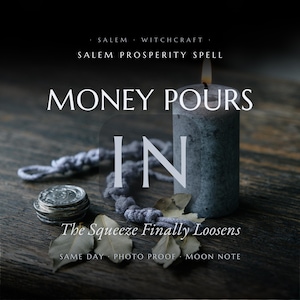 Könnte beinhalten: Eine graue Stumpenkerze mit brennendem Docht, ein Stapel Silbermünzen und getrocknete Lorbeerblätter. Der Text lautet: SALEM WITCHCRAFT SALEM PROSPERITY SPELL MONEY POURS IN The Squeeze Finally Loosens SAME DAY PHOTO PROOF MOON NOTE.