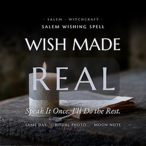 Könnte beinhalten: Eine zylindrische graue Kerze mit brennendem Docht steht neben einem kleinen Papierstapel. Der Text lautet: SALEM WITCHCRAFT, SALEM WISHING SPELL, WISH MADE REAL, Speak It Once. I'll Do the Rest., SAME DAY, RITUAL PHOTO, MOON NOTE.
