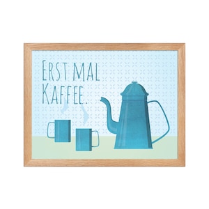 Oprawiony matowy wydruk artystyczny – „FIRST, COFFEE”. Plakat, niebieski dzbanek do kawy, grafika ścienna z motywem kawy, rama biała/dąb