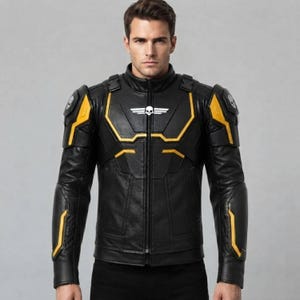 Peut inclure: Une veste noire avec des accents jaunes, dotée d'épaulettes structurées, d'un col montant et d'une fermeture éclair centrale. La poitrine arbore un emblème blanc avec un crâne et des ailes. Des motifs de crâne sont visibles sur chaque épaulette.