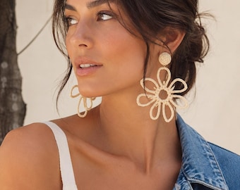 Orecchini a forma di fiore in rafia intrecciati a mano – Gioielli boho beige