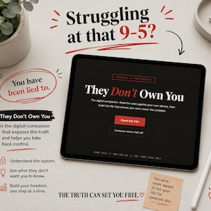 以下が含まれることがあります： 黒い画面に「They Don't Own You」や「Open My File」という白と赤の文字が表示されたタブレット。周囲には「Struggling at that 9-5?」や「You have been lied to」という文字があり、スタイラスペンとメモが近くに置かれています。