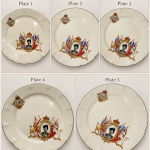 Op de afbeelding: Een set van vijf crèmekleurige keramische borden ter herdenking van de kroning van koningin Elizabeth II in 1953. Elk bord toont een centraal portret van de koningin, het koninklijk wapen, Union Jack-vlaggen, een leeuw en een eenhoorn.