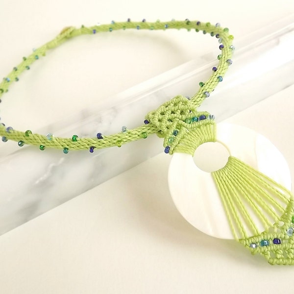 Collier Kumihimo perlé, Pendentif Gogo en NACRE avec accents de macramé perlé en vert et bleu