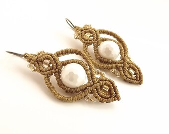 Boucles d’oreilles en macramé - Nacre blanche avec fil brun doré