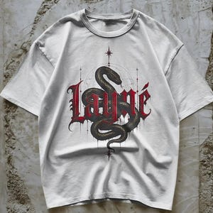 T-Shirt mit Schlangenmotiv und gotischer Schrift | Schwarzes T-Shirt mit Schlangengrafik