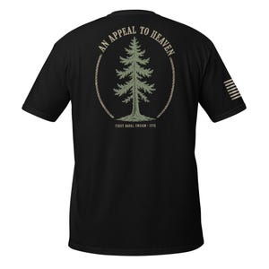 En vädjan till himlen Tallträdsflagga, 1775 amerikanska revolutionen T-shirt, mörka färger