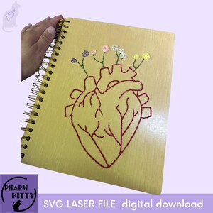 Cubierta de cuaderno con forma de corazón con flores, SVG, archivo SVG para cuaderno, archivo cortado con láser, regalo DIY para trabajadores de la salud, cubierta de cuaderno grande, 8,5 x 11