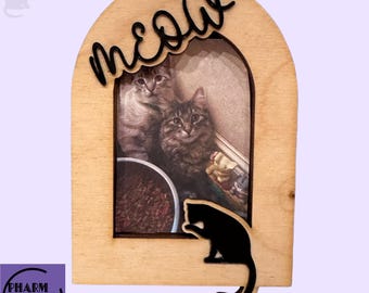 Marco de fotos magnético SVG con diseño de gato lamiendo una pata, archivo para corte láser (foto de 2x3)