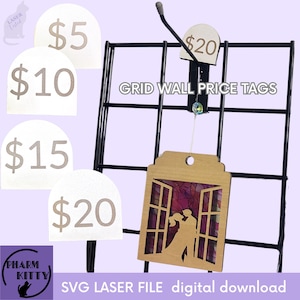 Puede incluir: Un conjunto de cinco etiquetas de precio blancas con bordes redondeados y texto marrón. Las etiquetas están etiquetadas con los precios 5 €, 10 €, 15 €, 20 € y 20 €. Las etiquetas se muestran en una pared de rejilla negra con una etiqueta de precio marrón colgada de un gancho. La etiqueta de precio marrón presenta un diseño de corte por láser de una pareja de pie en una ventana. El texto "GRID WALL PRICE TAGS" es visible en la pared. El texto "SVG LASER FILE digital download" es visible en la parte inferior de la imagen.