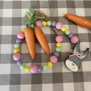 Guirlande de perles de Pâques : lapin peint à la main, décor de plateau à plusieurs niveaux