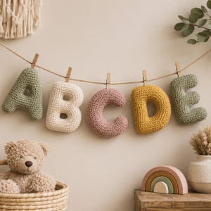 Haakpatroon voor het alfabet (PDF) | Haakpatroon voor pluche letters | Pluche letters van A tot Z | Naambanner voor de babykamer | Direct te downloaden